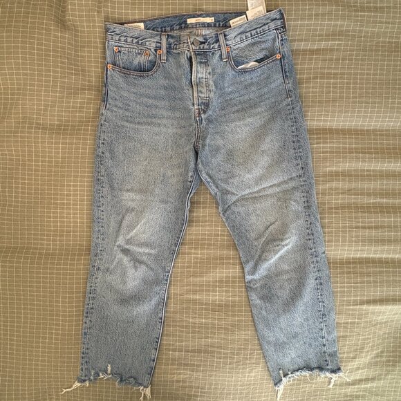 Levi's Wedgie Icon Fit Distressed Jeans (Ankle) - 31" - Picture 1 of 3